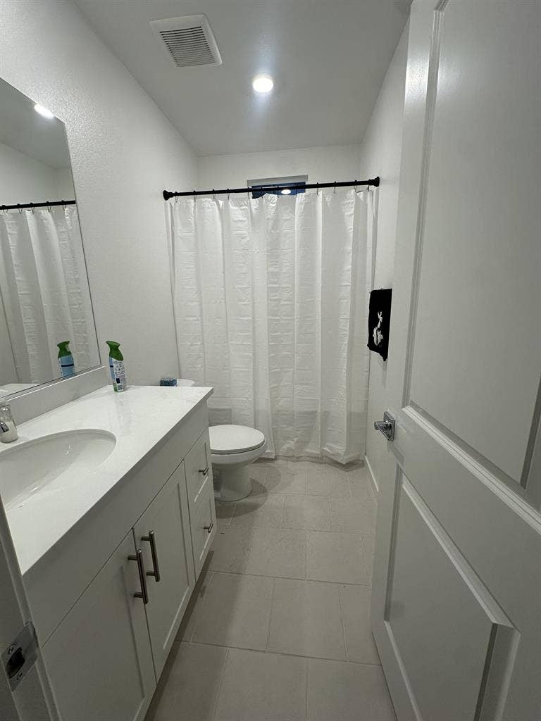 3 bedroom condo, 1 room for rent