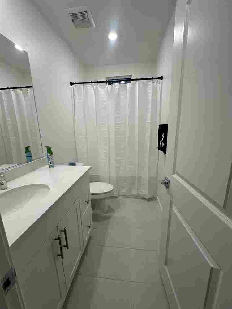 3 bedroom condo, 1 room for rent