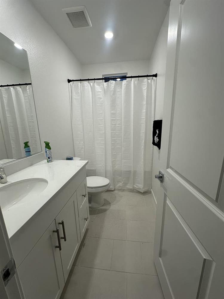 3 bedroom condo, 1 room for rent