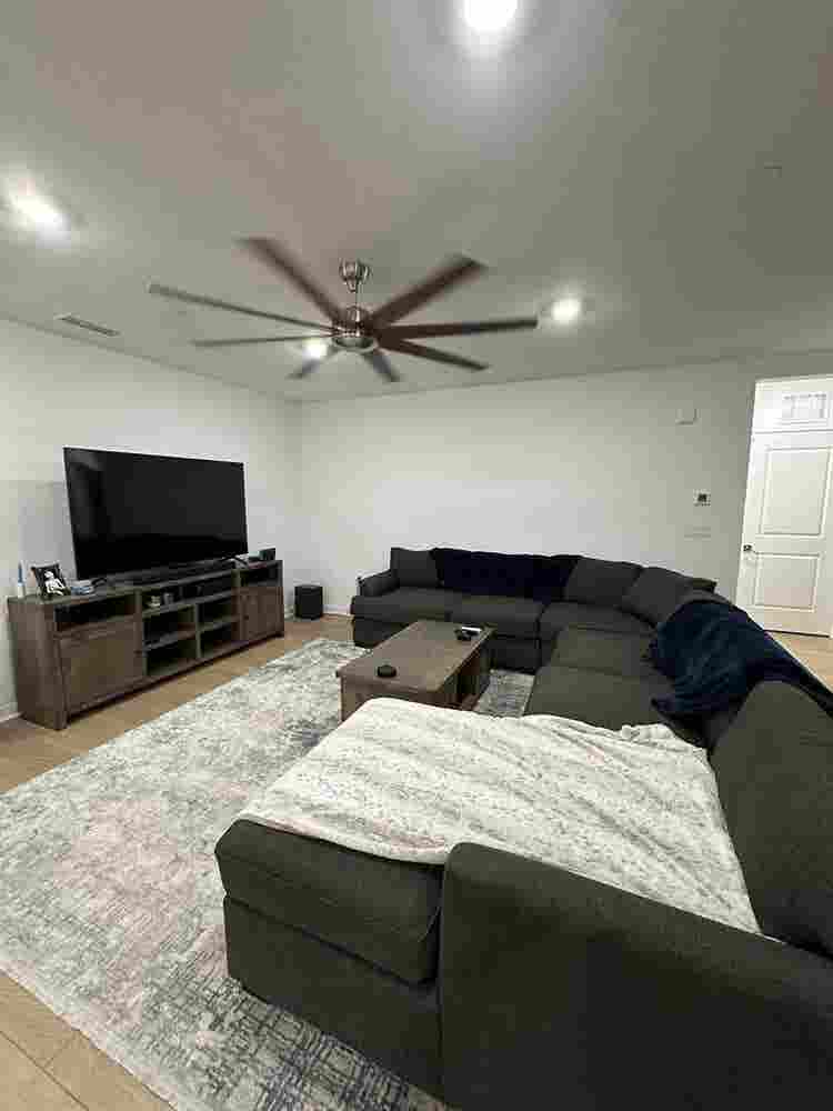 3 bedroom condo, 1 room for rent