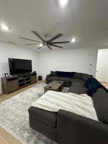 3 bedroom condo, 1 room for rent