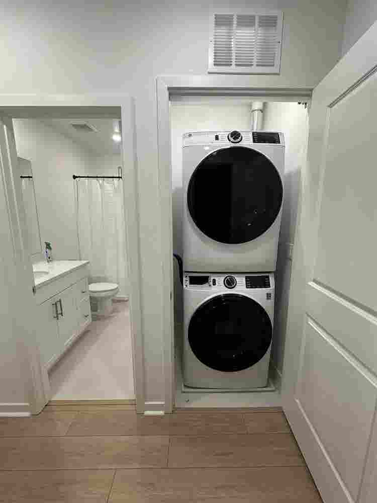 3 bedroom condo, 1 room for rent