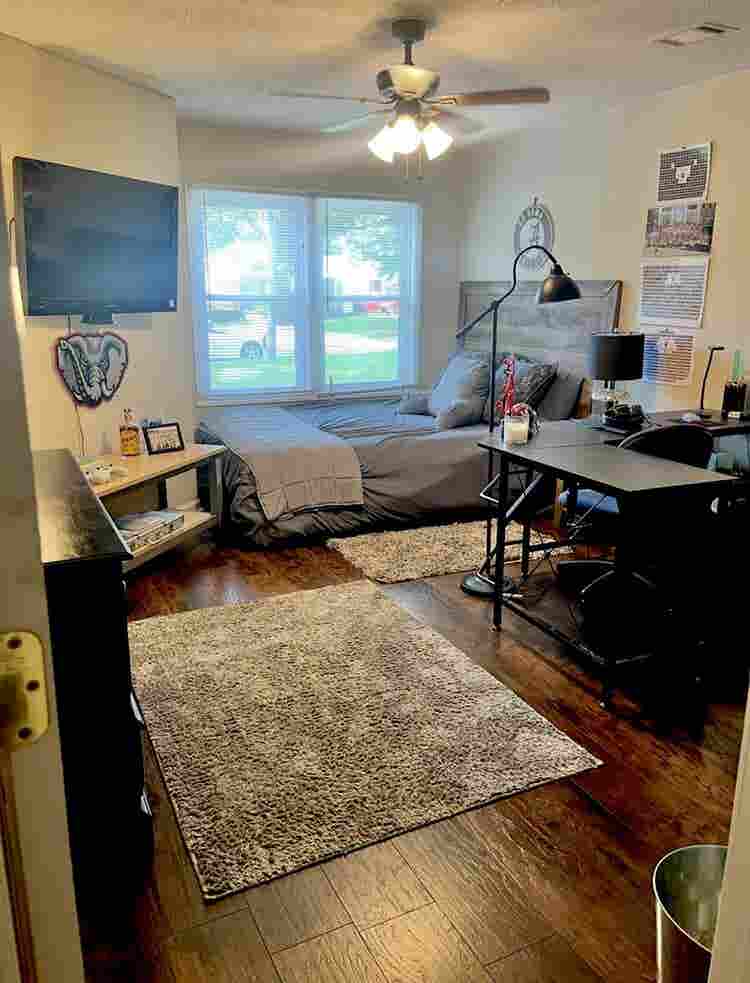 2 Rooms Avail - 
 per mo per room