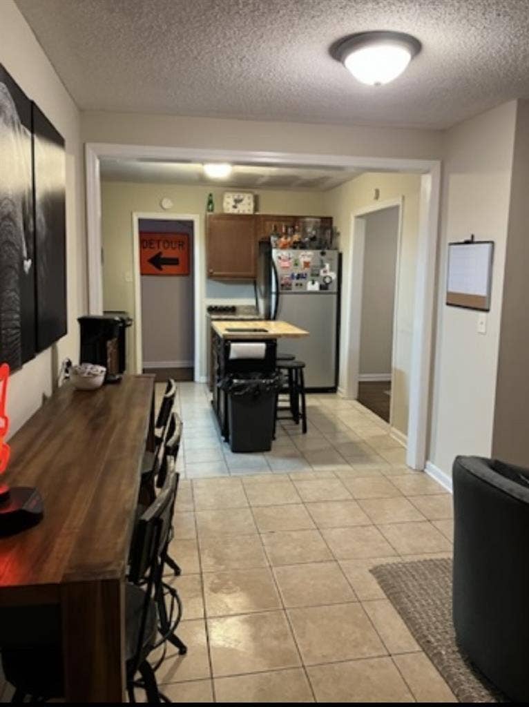 2 Rooms Avail -
per mo per room