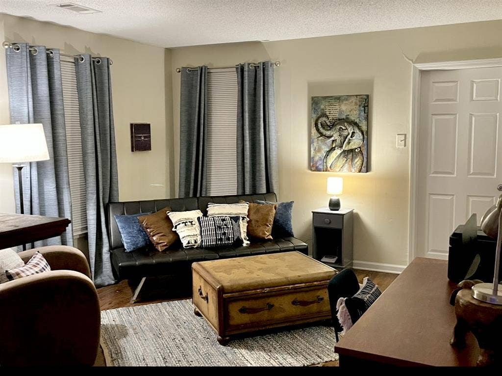 2 Rooms Avail -
per mo per room