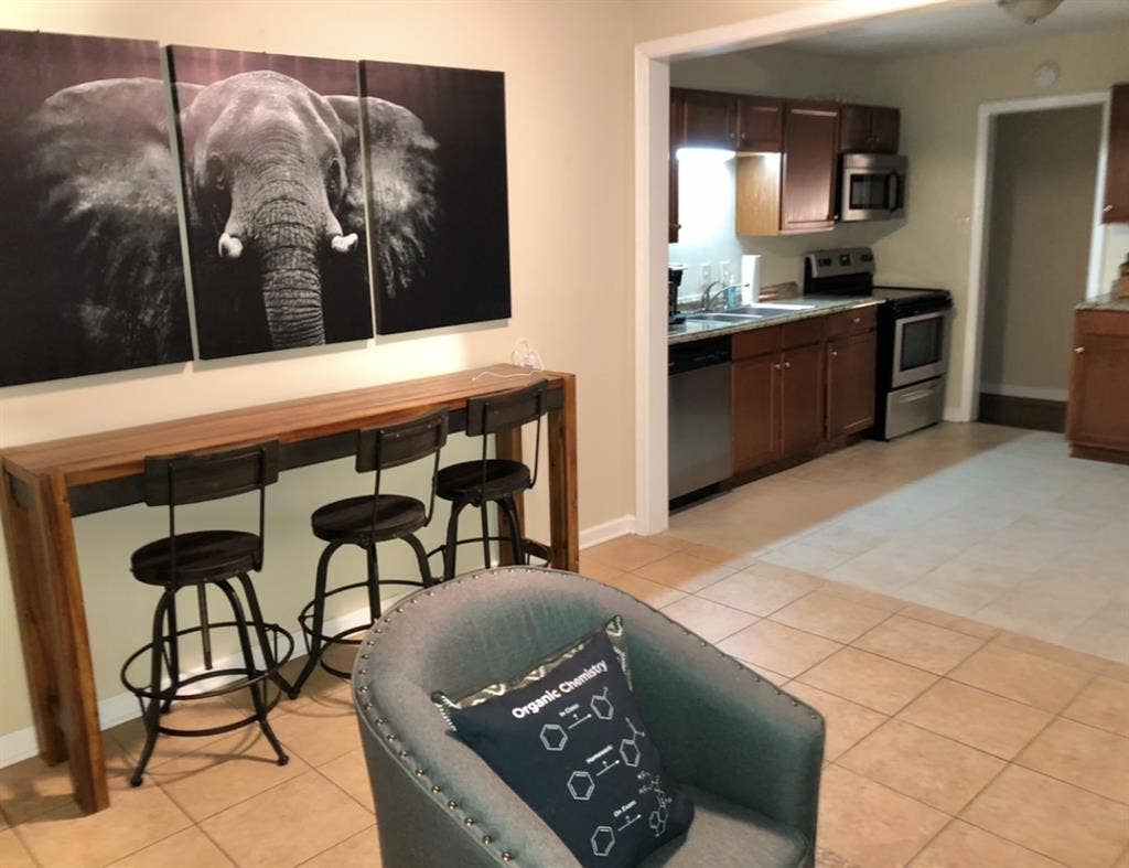 2 Rooms Avail -
per mo per room