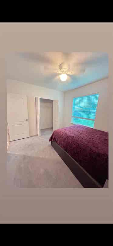 ROOM FOR RENT!!