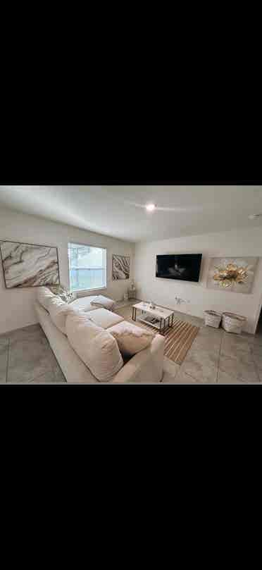 ROOM FOR RENT!!