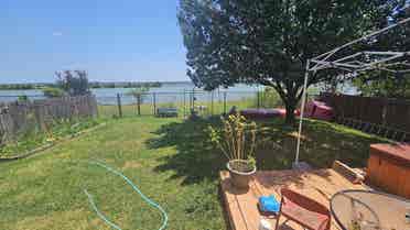 Lake front home w/room 4 Rent