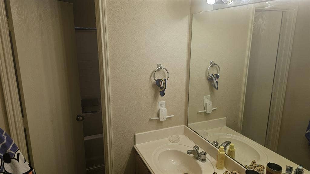 Lake front home w/room 4 Rent
