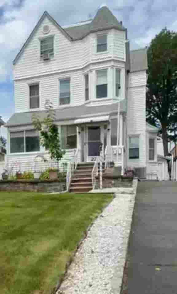 Large bedroom in Downtown Montclair