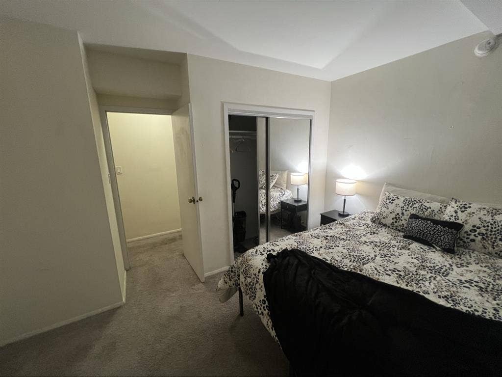 Drag Queen Seeks Fab Roomie Now