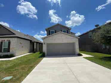 4 BR in Del Valle