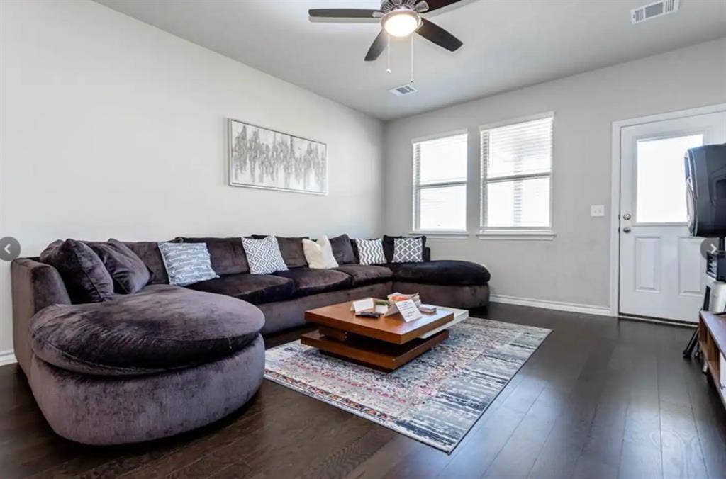3 BR in Manor