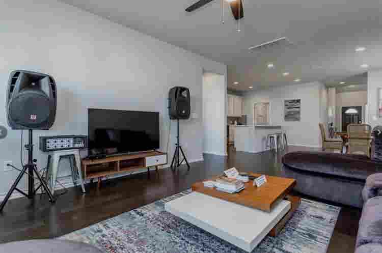3 BR in Manor