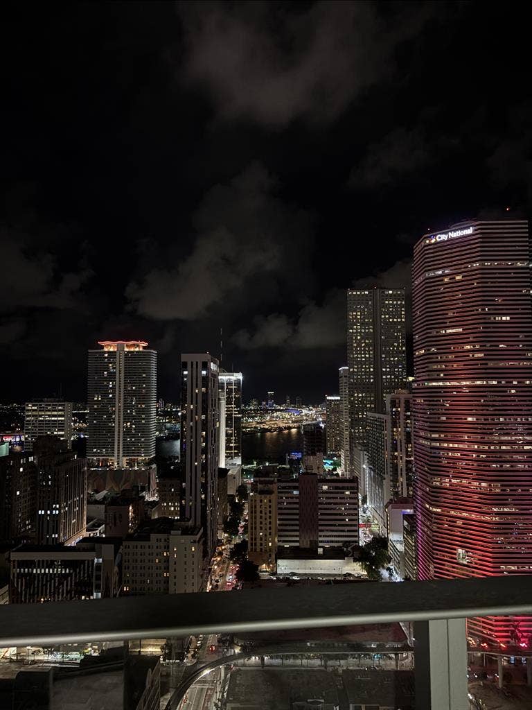 ROOM FOR FEMALE IN BRICKELL