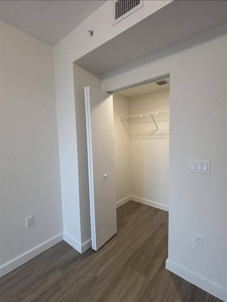 ROOM FOR FEMALE IN BRICKELL