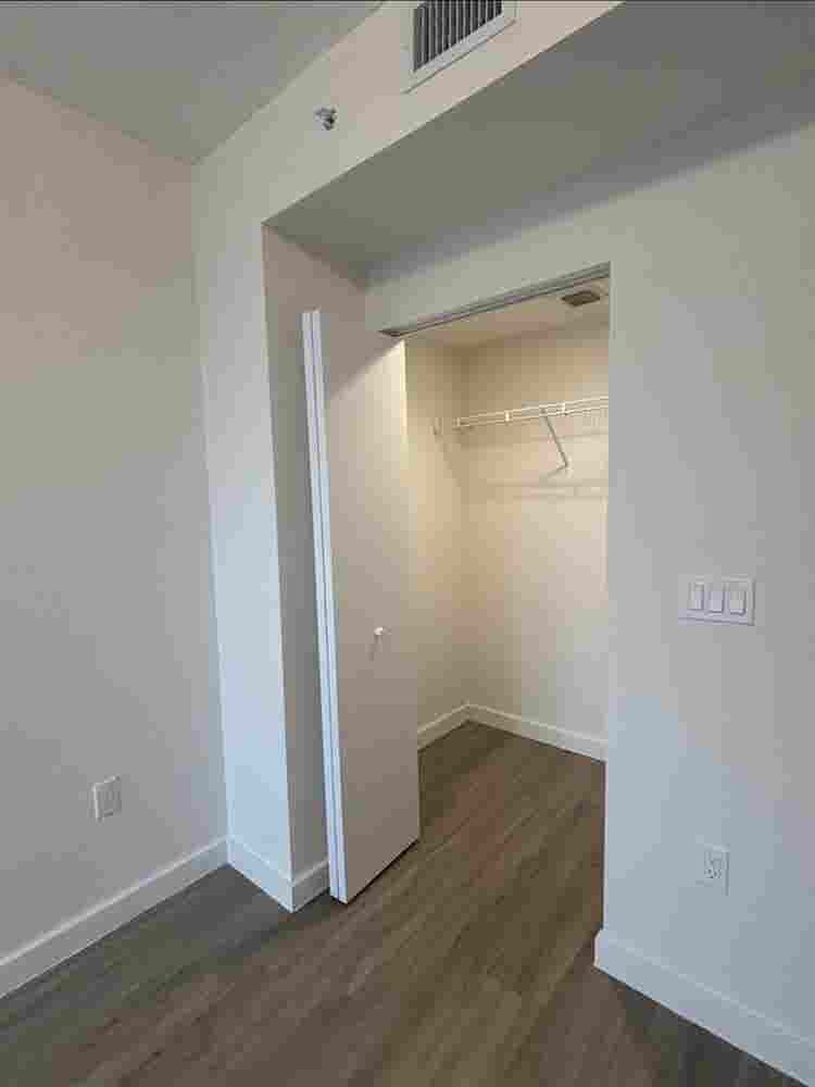 ROOM FOR FEMALE IN BRICKELL