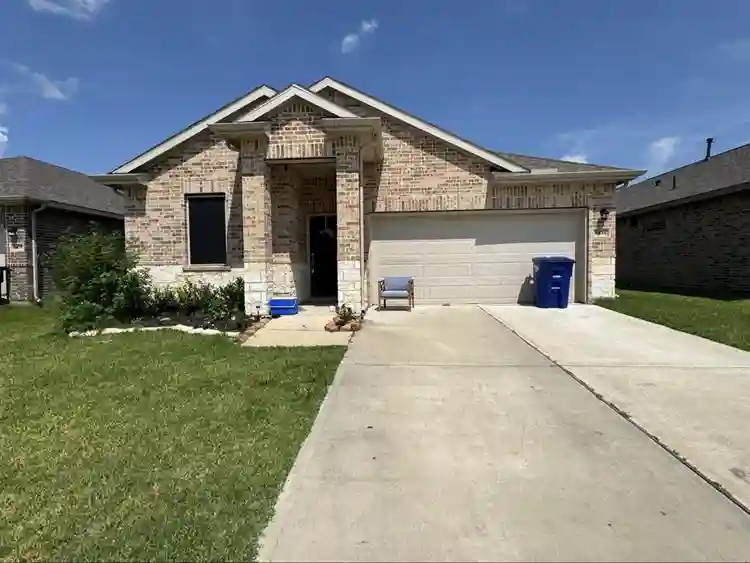 The house have 4 bathrooms 4 bed