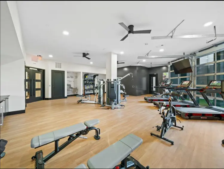 Prime Comfort – Trendy Upscale Room