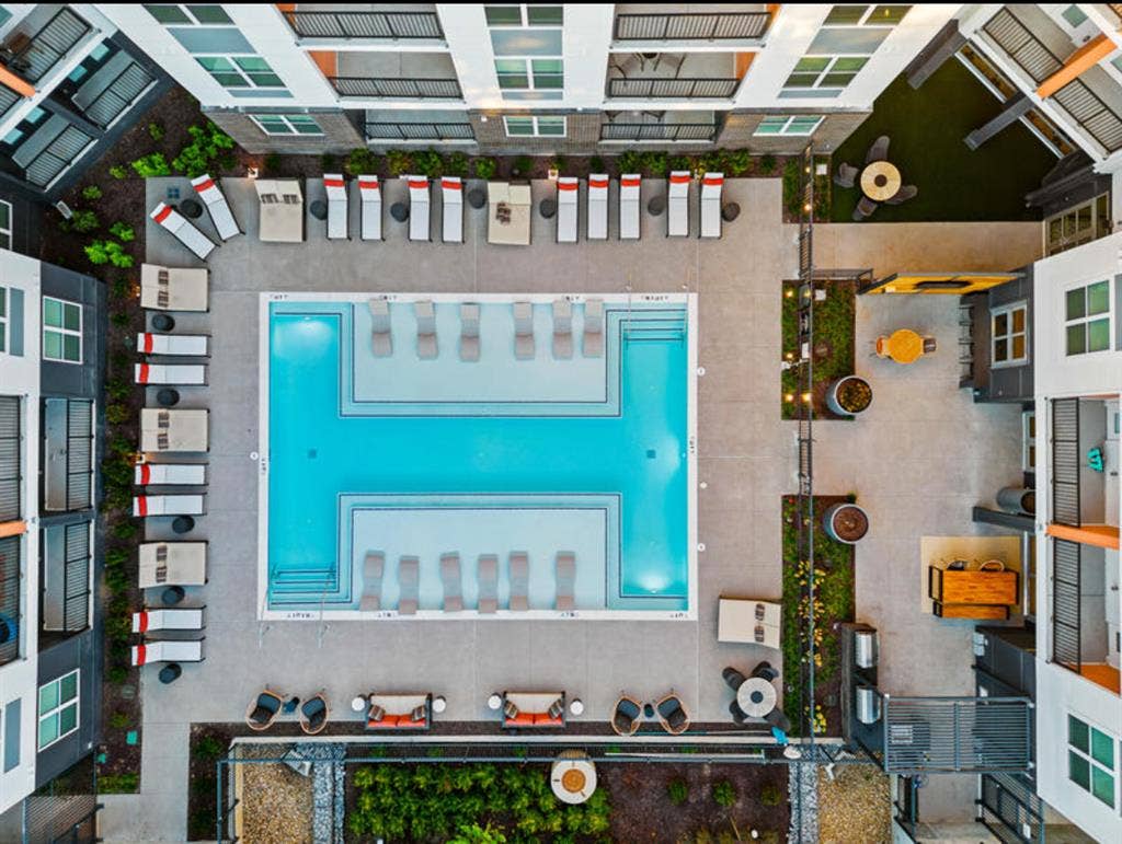 Prime Comfort – Trendy Upscale Room