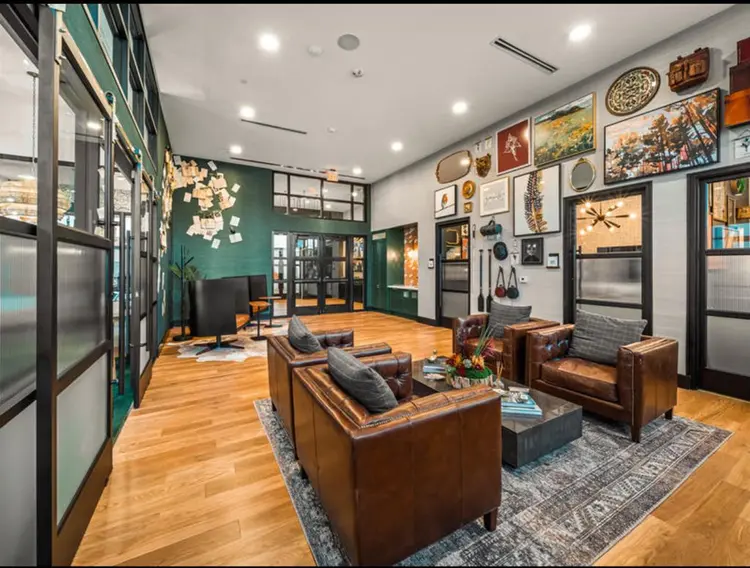 Prime Comfort – Trendy Upscale Room