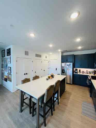 Prime Comfort – Trendy Upscale Room