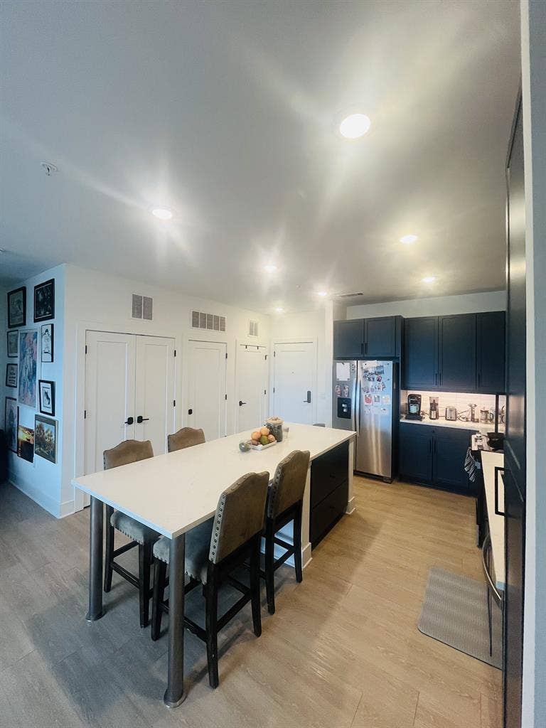 Prime Comfort – Trendy Upscale Room