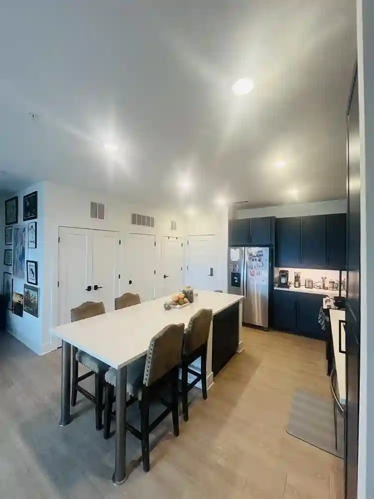 Prime Comfort – Trendy Upscale Room