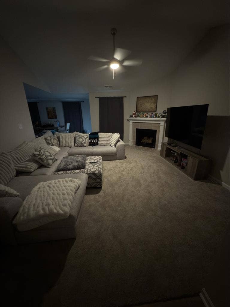 2 roommates needed