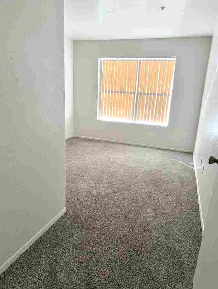 ROOM FOR RENT AVAILABLE NOW