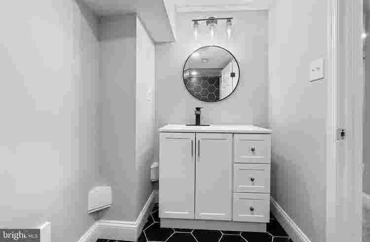 Prvt Rm/Entrance, Finished Basement