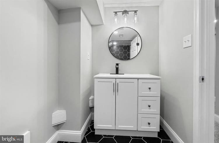 Prvt Rm/Entrance, Finished Basement