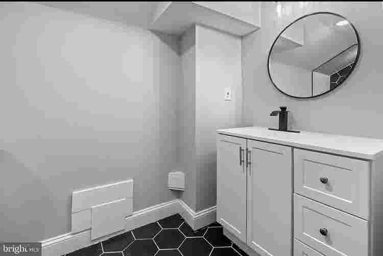 Prvt Rm/Entrance, Finished Basement