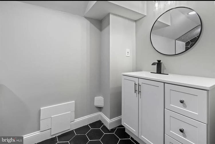Prvt Rm/Entrance, Finished Basement