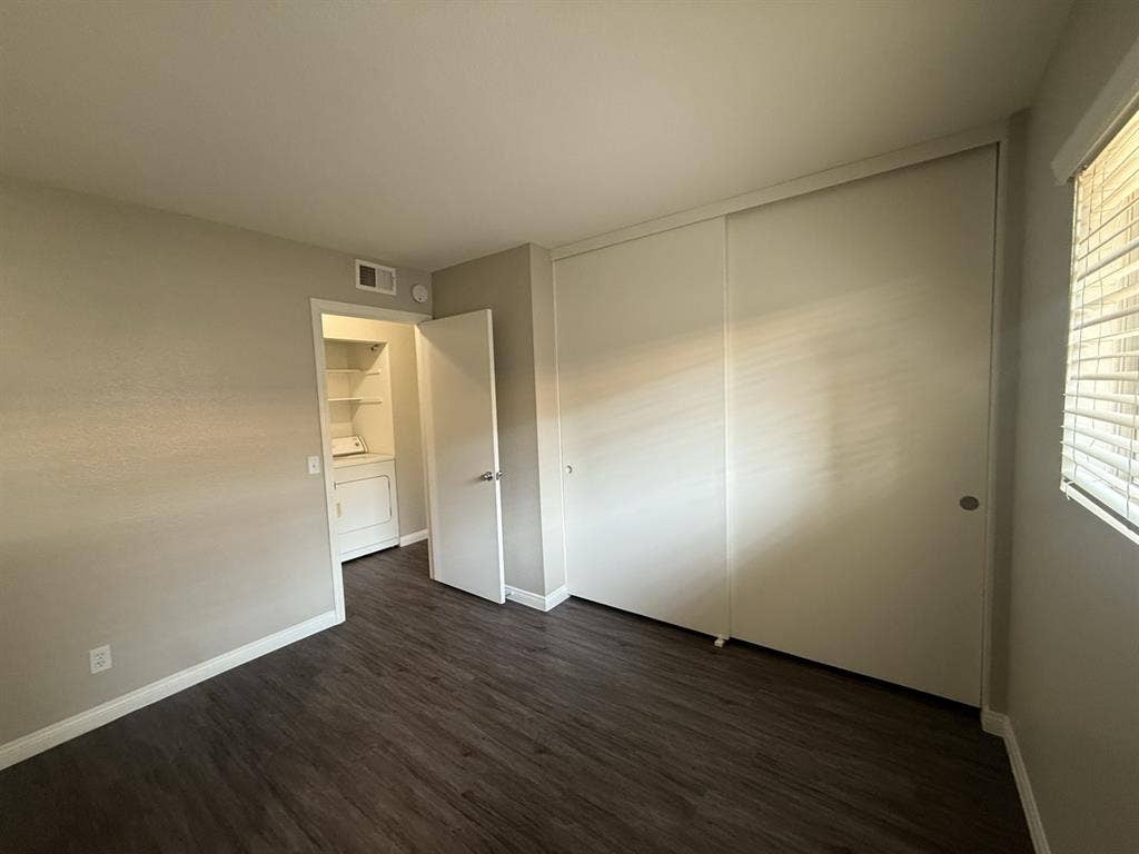 Looking for roommate
