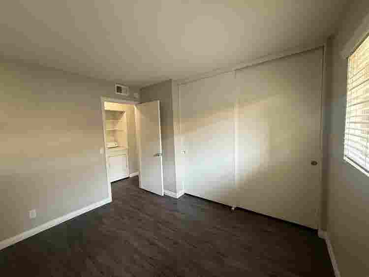 Looking for roommate