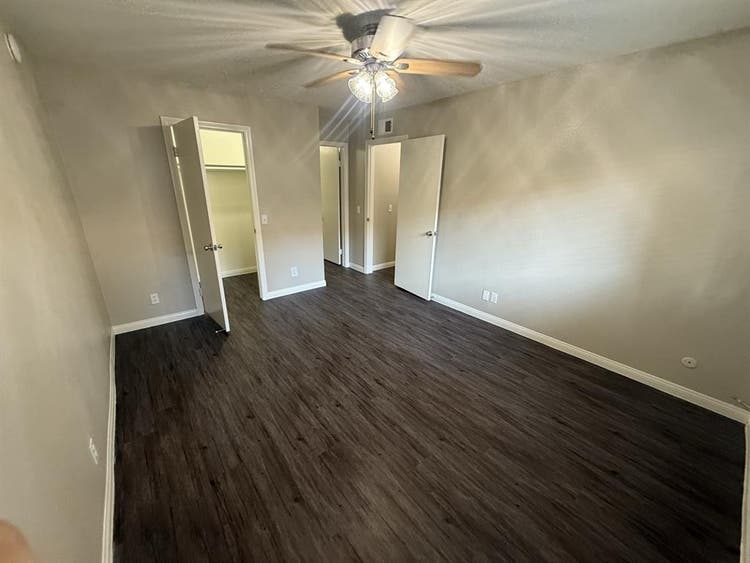 Looking for roommate