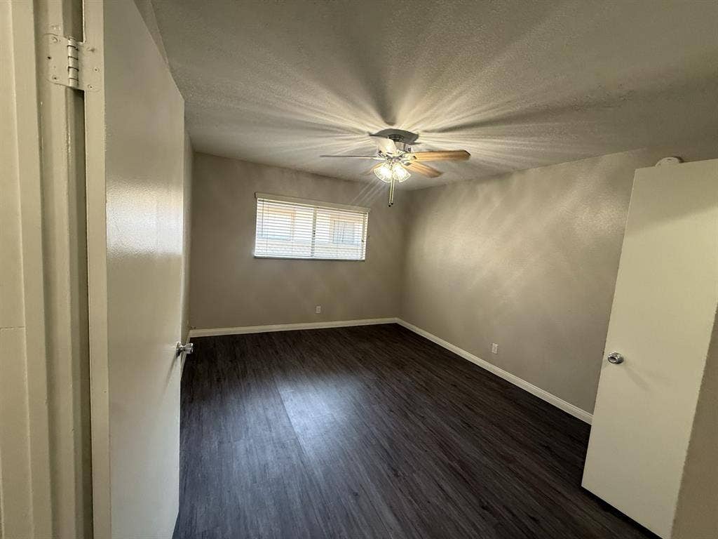 Looking for roommate