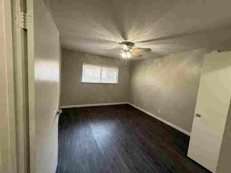 Looking for roommate