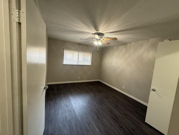 Looking for roommate