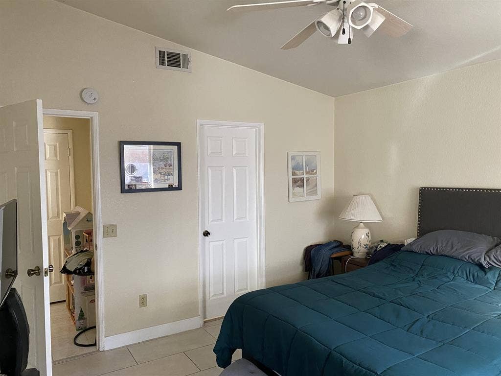 Master Bedroom w/private bathroom