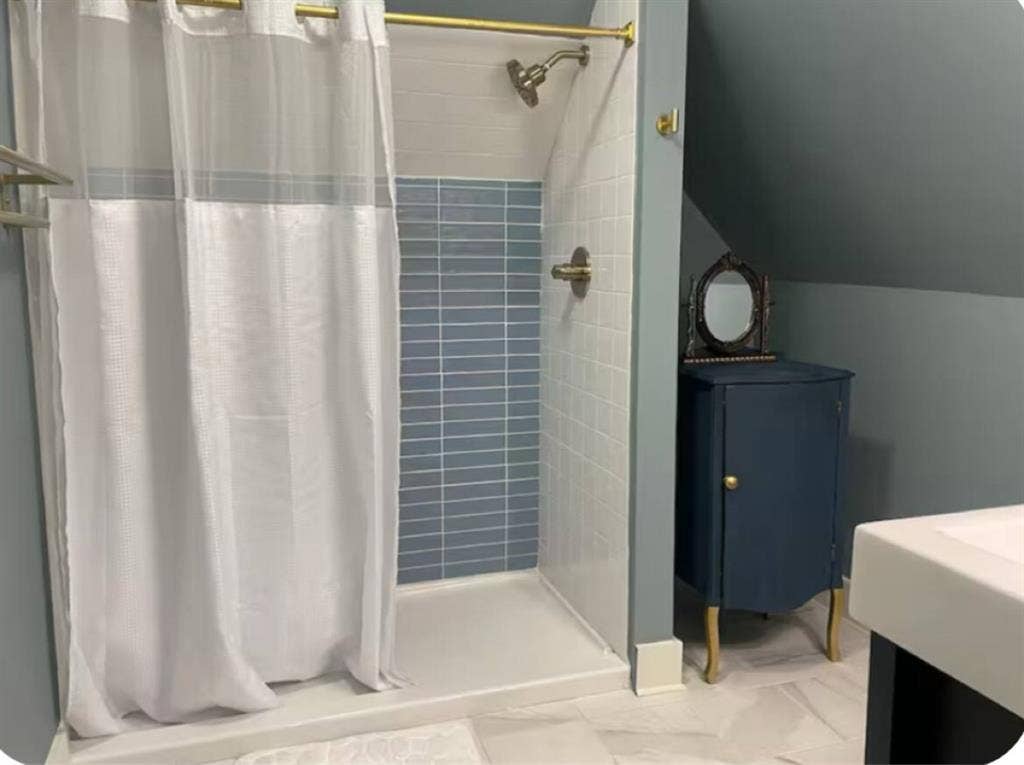 Bright & Spacious 2bd floor Room