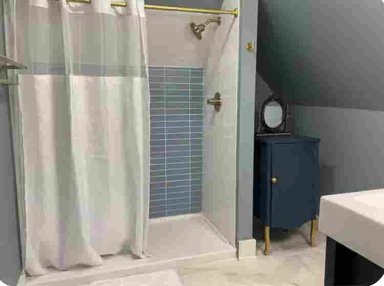 Bright & Spacious 2bd floor Room