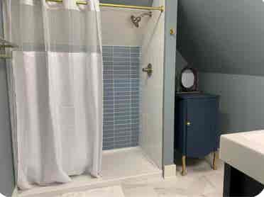 Bright & Spacious 2bd floor Room