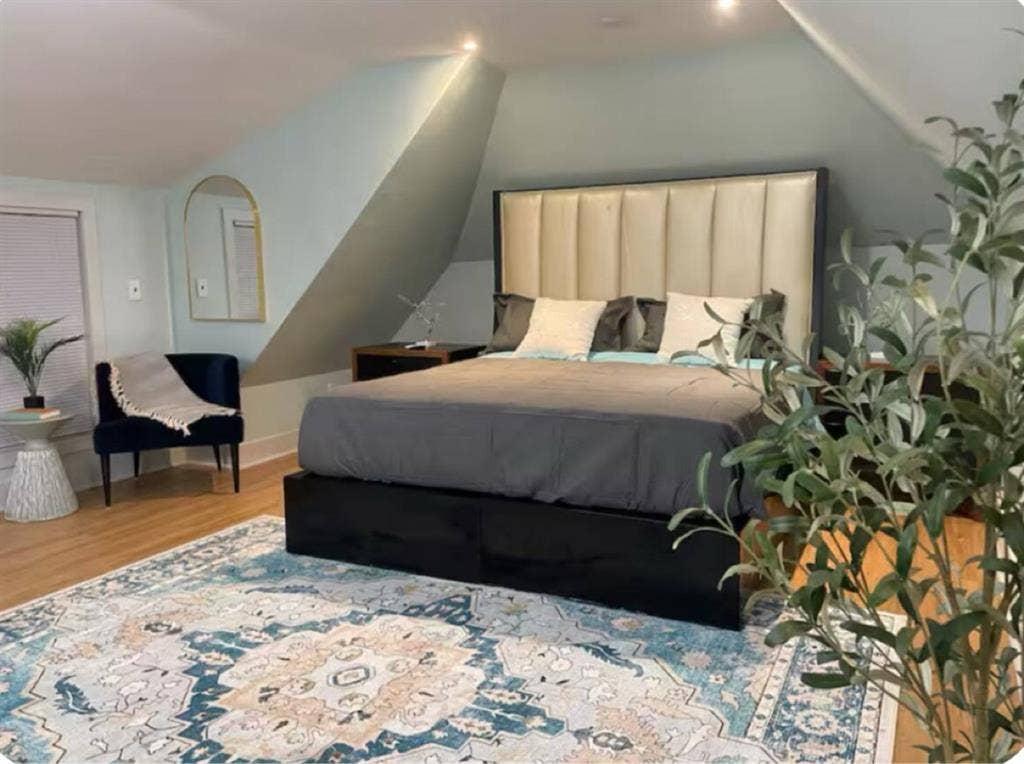 Bright & Spacious 2bd floor Room