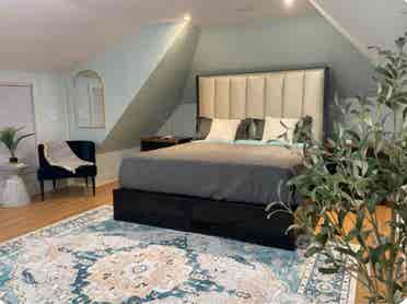 Bright & Spacious 2bd floor Room