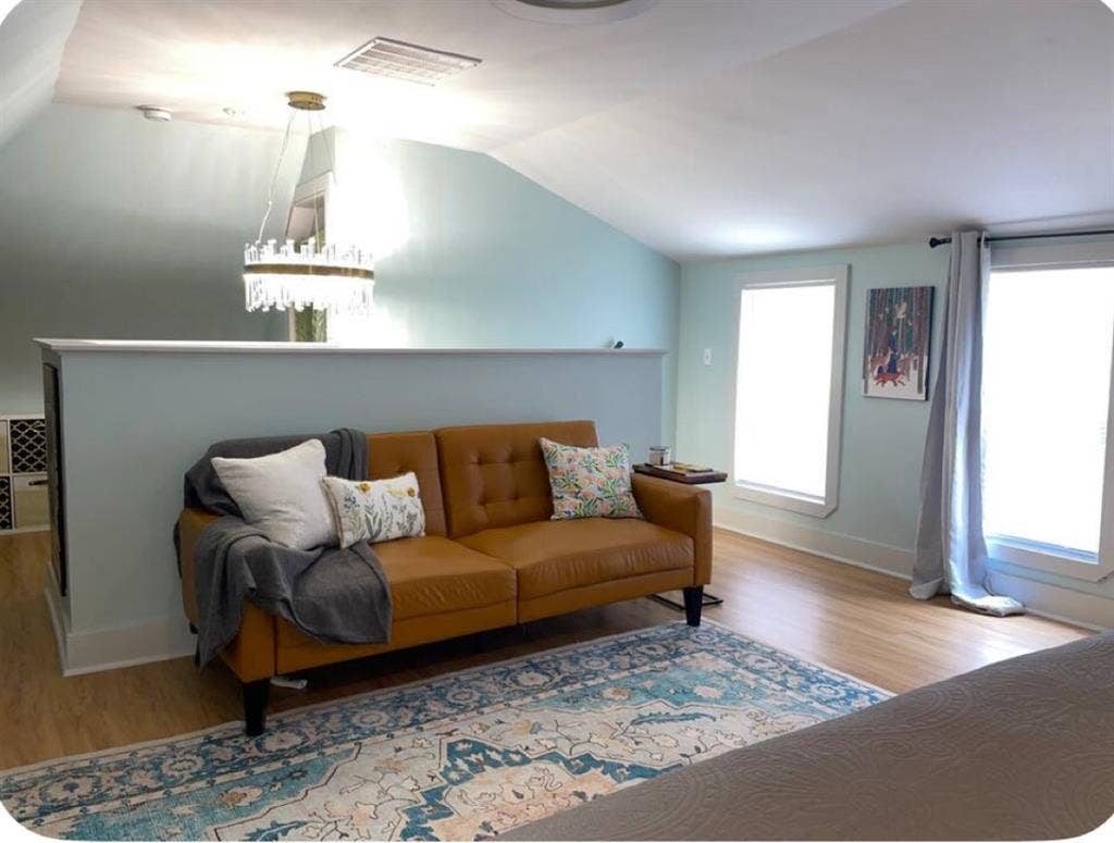 Bright & Spacious 2bd floor Room