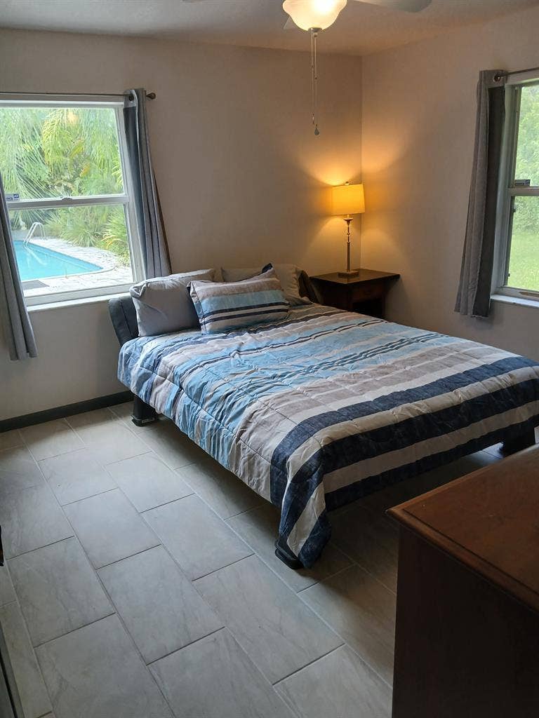 bedroom for rent available now