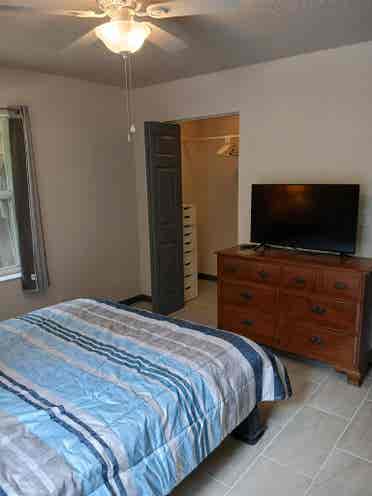 bedroom for rent available now